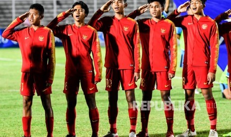 Pemain Timnas Indonesia U-16 menyanyikan lagu Indonesia Raya sebelum pertandingan melawan Timnas Kepulauan Mariana Utara U-16 pada laga kualifikasi Piala AFC U-16 2020 di Stadion Madya, Jakarta, Rabu (18/9/2019).