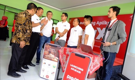 Telkomsel meluncurkan aplikasi absensi digital berbasis mobile yang disebut DIGI X di SMKN 2 Tasikmalaya, Kamis (19/9).