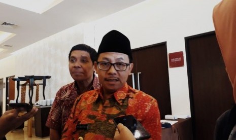 Walikota Malang, Sutiaji saat memberikan keterangan kepada wartawan di Hotel Atria, Kota Malang, Kamis (19/9). 