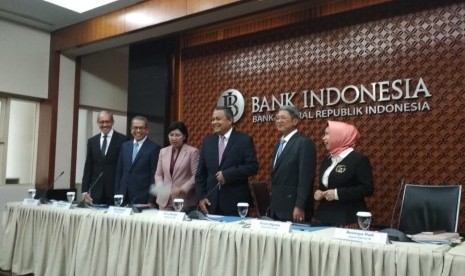 Gubernur Bank Indoensia, Perry Warjiyo dan jajaran Deputi Gubernur BI melakukan konferensi pers Rapat Dewan Gubernur BI bulan September yang memutuskan penurunan suku bunga acuan menjadi 5,25 persen, Kamis (19/9) di Kompleks BI, Jakarta Pusat.