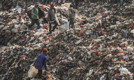 Sejumlah pemulung mengais sampah di TPA Cipayung, Depok, Jawa Barat, Kamis (19/9/2019).