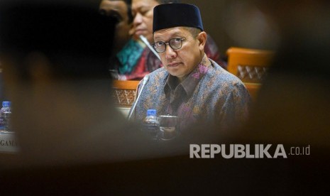 Menteri Agama Lukman Hakim Saifuddin mendengarkan pendapat saat mengikuti rapat kerja dengan Komisi VIII DPR di ruang rapat Komisi VIII DPR, Komplek Senayan, Jakarta, Kamis (19/9/2019).