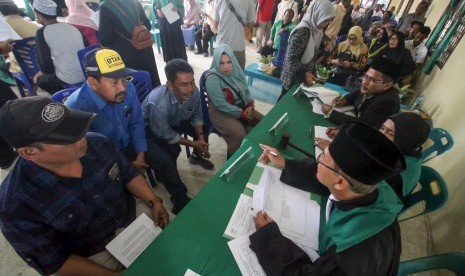 Majelis Hakim mengajukan pertanyaan kepada salah satu pemohon dan saksinya saat berlangsung sidang isbat nikah.