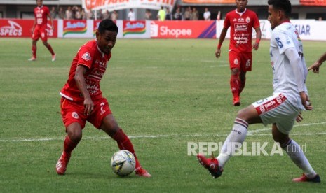 Pesepak bola Bali United Haudi Abdillah (kanan) berusaha menghadang pesepak bola Persija Jakarta Rizki Ramdani Lestaluhu (kiri) pada laga pertandingan Liga 1, di Stadion Patriot Candrabhaga, Bekasi, Jawa Barat, Kamis (19/9/2019).