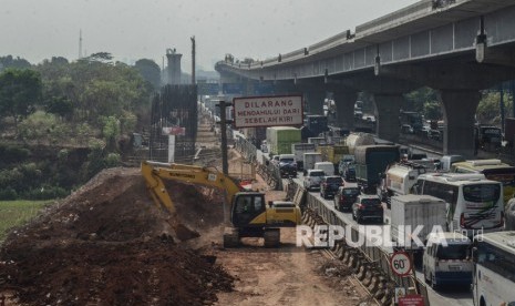 Alat berat beraktivitas di pembangunan proyek Kereta cepat Jakarta-Bandung di Cibuntu, Kabupaten Bekasi, Jawa Barat, Kamis (19/9/2019).