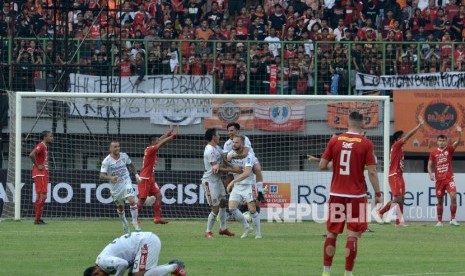 Pesepak bola Bali United meluapkan kegembiraan usai Melvin Platje (tengah) di menit ke-72 berhasil menjebol gawang Persija Jakarta pada laga Liga 1 2019 di Stadion Candrabhaga, Bekasi, Jawa Barat, Kamis (19/9/2019). 