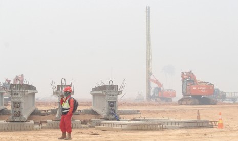 Seorang petugas memantau areal proyek pembangunan Terminal Kijing yang diselimuti kabut asap di Kabupaten Mempawah, Kalimantan Barat, Kamis (19/9/2019). 