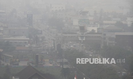 Pemandangan kota yang terpapar kabut asap di Banjarmasin, Kalimantan Selatan, Jumat (20/9/2019).