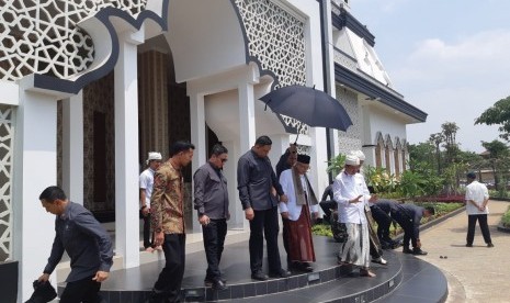 Wapres Terpilih Ma'ruf Amin bersama Ketua DKM Tajug Gede Cilodong Dedi Mulyadi, Jumat (20/9).