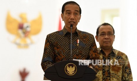 Presiden Joko Widodo (kiri) didampingi Mensesneg Pratikno (kanan) menyampaikan sikap tentang rencana pengesahan Rancangan Kitab Undang-Undang Hukum Pidana (RKUHP) di Istana Bogor, Jawa Barat, Jumat (20/9/2019). 