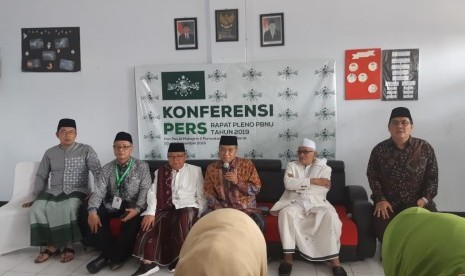 Ketua Umum PBNU KH Said Aqil Siradj bersama tamu kehormatan lainnya, saat menggelar jumpa pers disela-sela Rapat Pleno PBNU 2019 di Ponpes Al Muhajirin, Purwakarta, Jumat (20/9)