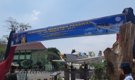 Monumen pesawat latih mula AS 202 Bravo LM-2017 bantuan dari Panglima TNI Marsekal Hadi Tjahjanto kepada Universitas Sebelas Maret (UNS) Solo. Peresmian monumen pesawat tersebut dilakukan oleh Rektor UNS Jamal Wiwoho dan Panglima TNI Marsekal Hadi Tjahjanto, Jumat (20/9)