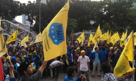 Anggota Pergerakan Mahasiswa Islam Indonesia (PMII) demo di depan Gedung Merah Putih KPK, Jakarta Selatan, Jumat (20/9). Aksi mereka bertujuan untuk memprotes kinerja KPK.