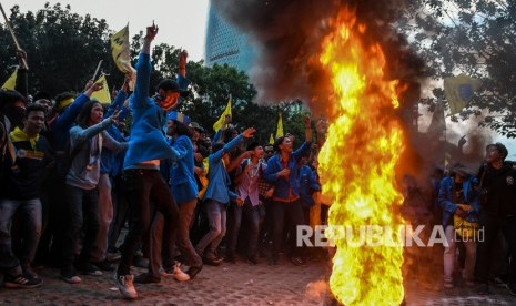 Mahasiswa yang tergabung dalam Pergerakan Mahasiswa Islam Indonesia (PMII) membakar ban saat melakukan aksi unjuk rasa di depan gedung KPK, Jakarta, Jumat (20/9/2019).