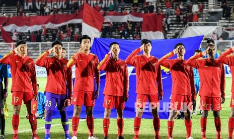 Pemain Timnas Indonesia U-16 menyanyikan lagu Indonesia Raya sebelum pertandingan melawan Timnas Brunei Darussalam U-16 pada laga kualifikasi Piala AFC U-16 2020 di Stadion Madya, Jakarta, Jumat (20/9/2019).