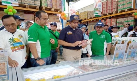 Gubernur DKI Jakarta mengecek bahan pangan yang ada di JakGrosir Kepulauan Seribu. Gerai tersebut terletak di Pulau Tidung Besar, Kecamatan Kepulauan Seribu Selatan, Kabupaten Administrasi Kepulauan Seribu, Ahad (22/9).