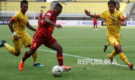 Pesepak bola Bhayangkara FC Jajang Mulyana (kanan) berusaha menghadang pesepak bola Borneo FC T.Owang (kedua kiri) pada laga pertandingan Liga 1, di Stadion Patriot Candrabhaga, Bekasi, Jawa Barat, Ahad (22/9/2019).