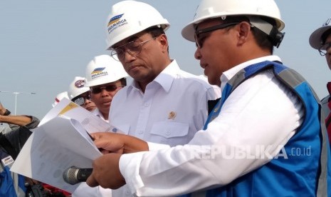 Menteri Perhubungan Budi Karya Sumadi, Dirjen Perhubungan Darat Budi Setiyadi, dan Direktrur Operasi Jasa Marga Subakti Syukur meninjau progres Tol Layang Jakarta-Cikampek, Ahad (22/9). 