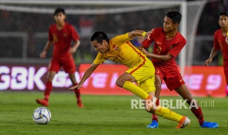 Pemain Timnas Indonesia Marselino Ferdinan (kanan).