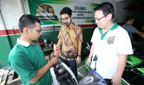 Salah satu tim pemenang Castrol Super Mechanic Contest 2018,