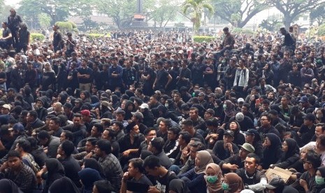 Ribuan mahasiswa Malang melakukan aksi atas kebijakan dan sejumlah aturan yang tengah digodok pemerintah dan anggota legislatif RI di Halaman Gedung DPRD dan Balai Kota Malang, Senin (23/9). 