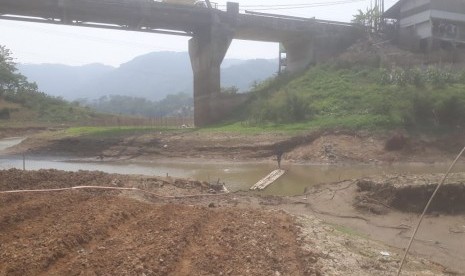 Genangan air di waduk Saguling, tepatnya di Jembatan Ciminyak, Cililin, Kabupaten Bandung Barat mengalami penyurutan akibat musim kemarau. Para pembudidaya ikan terpaksa beralih profesi menjadi petani, Senin (23/9).