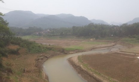 Genangan air di waduk Saguling, tepatnya di Jembatan Ciminyak, Cililin, Kabupaten Bandung Barat mengalami penyurutan akibat musim kemarau. Para pembudidaya ikan terpaksa beralih profesi menjadi petani, Senin (23/9).