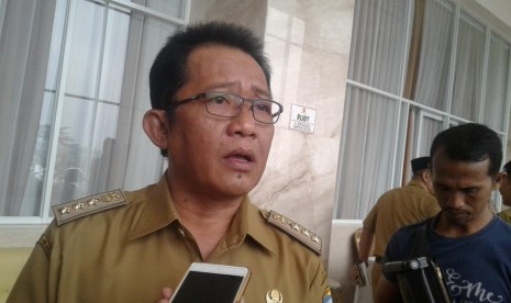 Bupati Tasikmalaya Ade Sugianto saat diwawancara wartawan, Senin (23/9). 