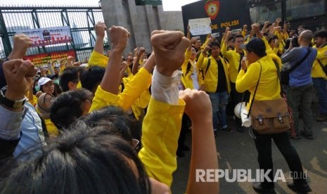 Aksi mahasiswa menolak RUU KPK dan RKUHP di depan Gedung Parlemen RI di Jakarta, Senin (23/9). 