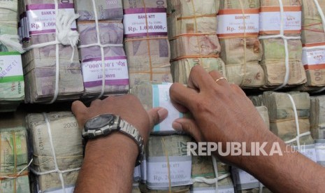 Karyawan Bank Indonesia merapikan uang rupiah berbagai pecahan yang didapatkan dari warga, Senin (23/9/2019).