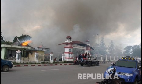 Sebuah gedung terbakar saat kerusuhan di Wamena, Provinsi Papua, pada 2019. (ilustrasi)