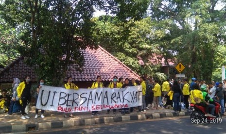 Persiapan mahasiswa UI berkumpul di halte fakultas psikologi untuk gelar aksi di DPR RI. 