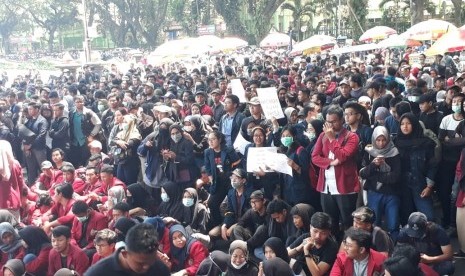 Ribuan mahasiswa Malang kembali melakukan aksi demonstrasi di Halaman Gedung DPRD dan Balai Kota Malang, Selasa (24/9). 