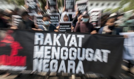 Massa yang tergabung dalam Aliansi Rakyat Menggugat berunjuk rasa di depan Gedung DPRD Jawa Barat, Selasa (24/9/2019). 