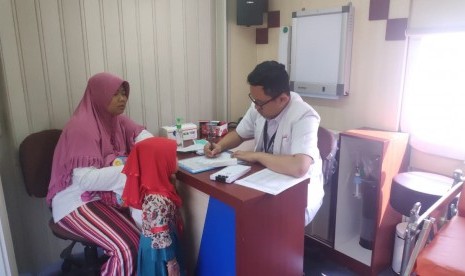 Kereta klinik (ilustrasi). PT Perkebunan Nusantara X bekerja sama PT Kereta Api Indonesia (KAI) Persero dan PTPN XI serta PTPN XII memberikan pelayanan kesehatan secara gratis menggunakan kereta klinik dalam program Relawan Bakti BUMN di Kabupaten Banyuwangi, Jawa Timur.