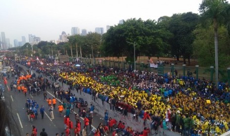 Mahasiswa yang berdemonstrasi di depan Gedung DPR/MPR mulai memasuki jalan Tol S Parman sekitar pukul 14.45 WIB. Kemacetan panjang pun terjadi.