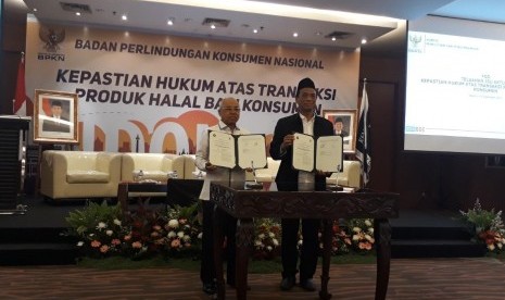 Badan Penyelenggara Jaminan Produk Halal (BPJPH) dan Badan Perlindungan Konsumen Nasional (BPKN) melakukan kerja sama untuk sosialisasi jaminan produk halal pada konsumen di Gedung Kementerian Perdagangan, Jakarta, Selasa (24/9). 