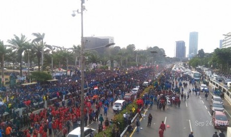 Mahasiswa yang berdemonstrasi di depan Gedung DPR/MPR mulai memasuki jalan Tol S Parman sekitar pukul 14.45 WIB. Kemacetan panjang pun terjadi.