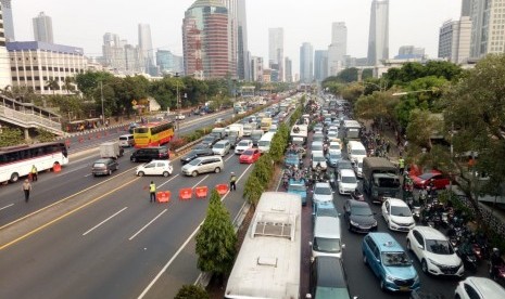 Situasi terkini di Jalan Gatot Subroto, tepatnya di depan gedung Polda Metro Jaya, Jakarta, Selasa (24/9). Sejumlah massa mahasiswa masih bergerak menuju gedung DPR/MPR RI. Mereka sempat tertahan karena jalanan yang padat.