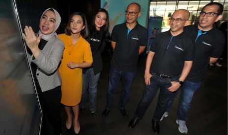 Co-Founder tanamduit Ferry Aprilianto (kanan), Founder Indra Suryawan (kedua kanan), Co-Founder M. Hanif (ketiga kanan), Co-Founder Rini Hapsari (ketiga kiri) dan menyaksikan Direktur Insurtech tanamduit Itha Sargianitha melakukan registrasi saat peluncuran fitur baru produk asuransi pada aplikasi tanamduit, di Jakarta, Selasa (24/9/2019).