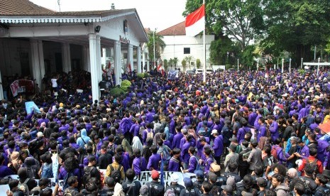 Seribuan mahasiswa dari Badan Eksekutif Mahasiswa (BEM) Keluarga Besar Mahasiswa (KBM) Universitas Pakuan melakukan aksi unjuk rasa dengan memadati Balaikota Bogor, Jawa Barat, Selasa (24/9/2019). 