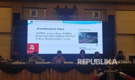 Menteri Keuangan Sri Mulyani (tengah) dalam konferensi pers kinerja APBN sampai akhir Agustus 2019 di Gedung Direktorat Jenderal Pajak, Jakarta, Selasa (24/9). 