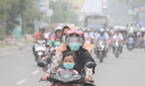 Warga memakai masker karena udara yang tidak sehat akibat kabut asap (ilustrasi). BMKG mengimbau masyarakat di Kalimantan Utara memakai masker ketika di luar rumah.