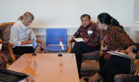 Wakil Presiden Jusuf Kalla saat bilateral dengan utusan khusus Perserikatan Bangsa-Bangsa (PBB) untuk Inklusi Keuangan Ratu Maxima dari Belanda di Qatar Lounge, Markas Besar PBB New York, Selasa (24/9).