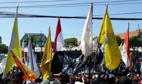 Ribuan mahasiswa Surabaya menggelar aksi di depan gedung DPRD Jawa Timur, Jalan Indrapura, Surabaya, Rabu (25/9). menolak revisi UU KPK, RKUHP, RUU Pertanahan, dan beberapa RUU bermasalah.