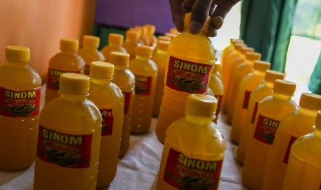 Warga kelompok UMKM binaan Pertamina menata produk minuman Sinom di rumah kelompok kegiatan Joss Gandos, di Bantaran Sungai Jambangan, Surabaya, Jawa Timur.