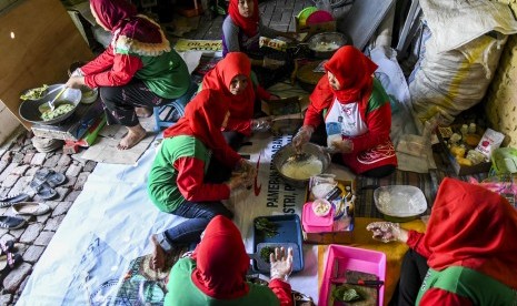 Warga kelompok UMKM membuat keripik bayam di Rumah kelompok kegiatan Joss Gandos, di Bantaran Sungai Jambangan, Kota Surabaya, Jawa Timur, Rabu (25/9/2019).