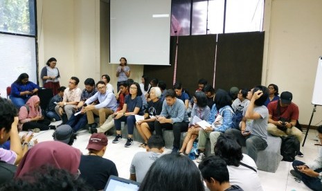 Perwakilan masyarakat sipil dan mahasiswa memberikan keterangan pascaaksi mahasiswa 24 September di Kantor LBH, Menteng, Jakarta Pusat, Rabu (25/9). Mahasiswa menegaskan aksi pada Selasa tersebut tidak ditunggangi oknum manapun.