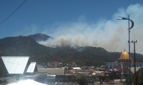 Kebakaran di jalur pendakian Gunung Semeru terus meluas.