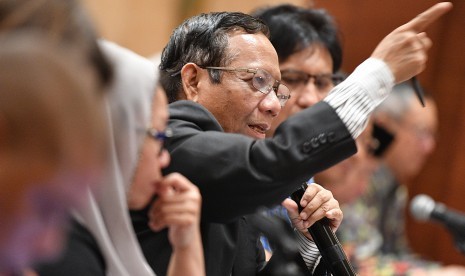 Ketua Umum Gerakan Suluh Kebangsaan Mahfud MD menyampaikan konferensi pers Membaca Indonesia Tahun 2024 di Jakarta, Rabu (25/9/2019).